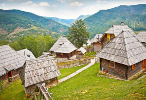уникалния дървен град на Емир Костурица